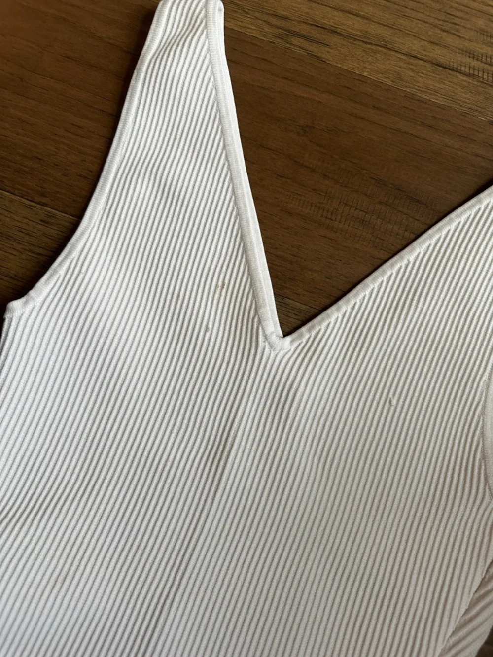 V-Neck Ribbed Tank Top Babaton - Picture 3 of 4